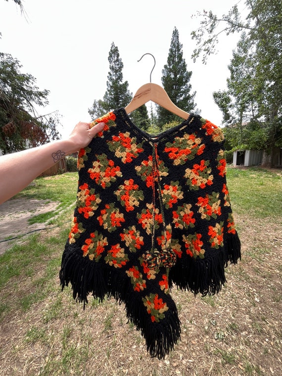 Thrifted Hand Crocheted Granny Square Shawl - Vin… - image 5