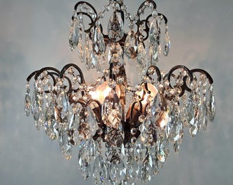 Gran lámpara de araña antigua francesa de cristal: rara lámpara de techo vintage de latón estilo bohemio, década de 1950.