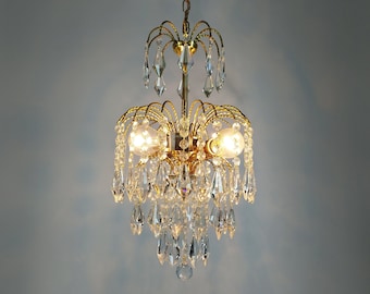 Lustre de cristal francês vintage: luminária pendente rara em latão antigo estilo Hollywood Regency
