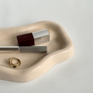 Bandeja irregular de cerámica con forma de nube, bandeja única, bandeja ovalada de cerámica, bandeja para anillos y joyas, bandeja moderna para baratijas, bandeja asimétrica, decorativa y moderna.