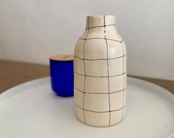 Handame Flower Vase Grid Checkered  Organic Shape Ceramic Aesthetic Chunky Gift Clean Girl Neutral Decor