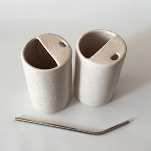 Handgjord keramikmugg för avhämtning, beige spräcklig neutral kopp med sugrör | Smoothiekopp | Locklös tutmugg och resetumbler | Zero Waste Pottery