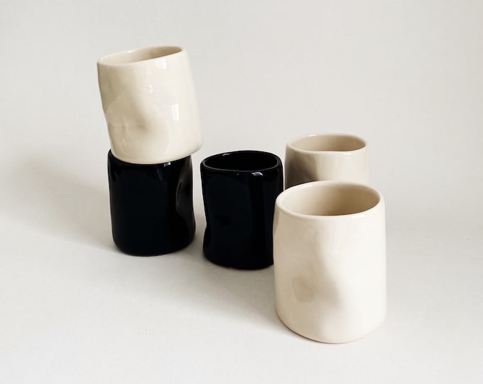 Tumbler Ästhetisches minimalistisches Design für Wasser, besonderes Geschenk, organische Form, Nachttisch, handgefertigte Keramik, schwarz glänzend