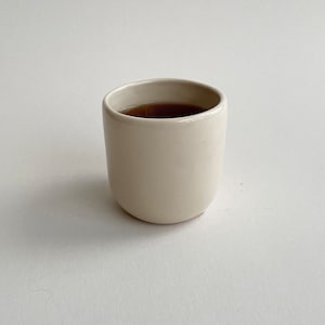 Handgemaakte glanzende keramische beker Neutraal dik ontwerp Minimalistisch ideaal voor water, organische vorm, modern