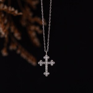 Collar de cruz de plata, collar de cruz pavé, colgante de cruz de oro, colgante de cruz delicado, dijes de cruz, collar de dama de honor, dije de cruz pequeño