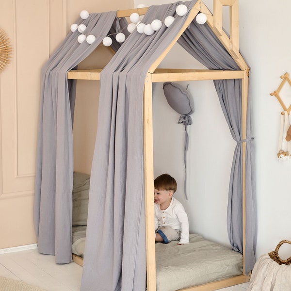 Tende per letto a baldacchino / Baldacchino per letto Montessori realizzato con baldacchino in mussola per letto di casa, copriletto per bambini
