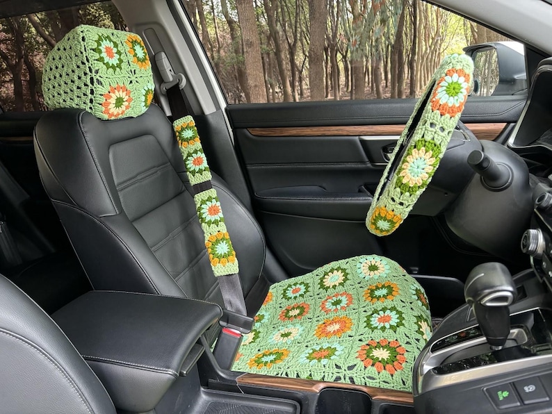 Pu&ograve; includere: Coprisedili per auto in crochet verde e arancio, tra cui una copertura per il poggiatesta, una copertura per il sedile e una copertura per il volante.