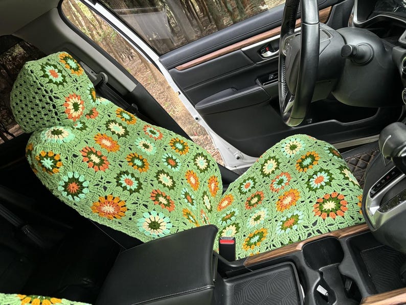 Pu&ograve; includere: Coprisedili per auto in crochet verde, arancione e bianco con un motivo floreale.