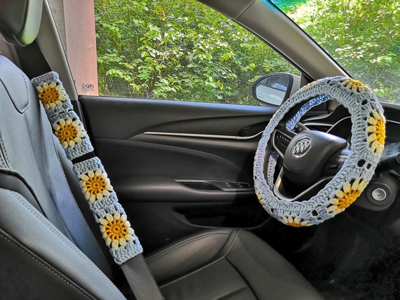 Coprivolante all'uncinetto con girasole: accessorio per auto boho e copricintura di sicurezza - Italia