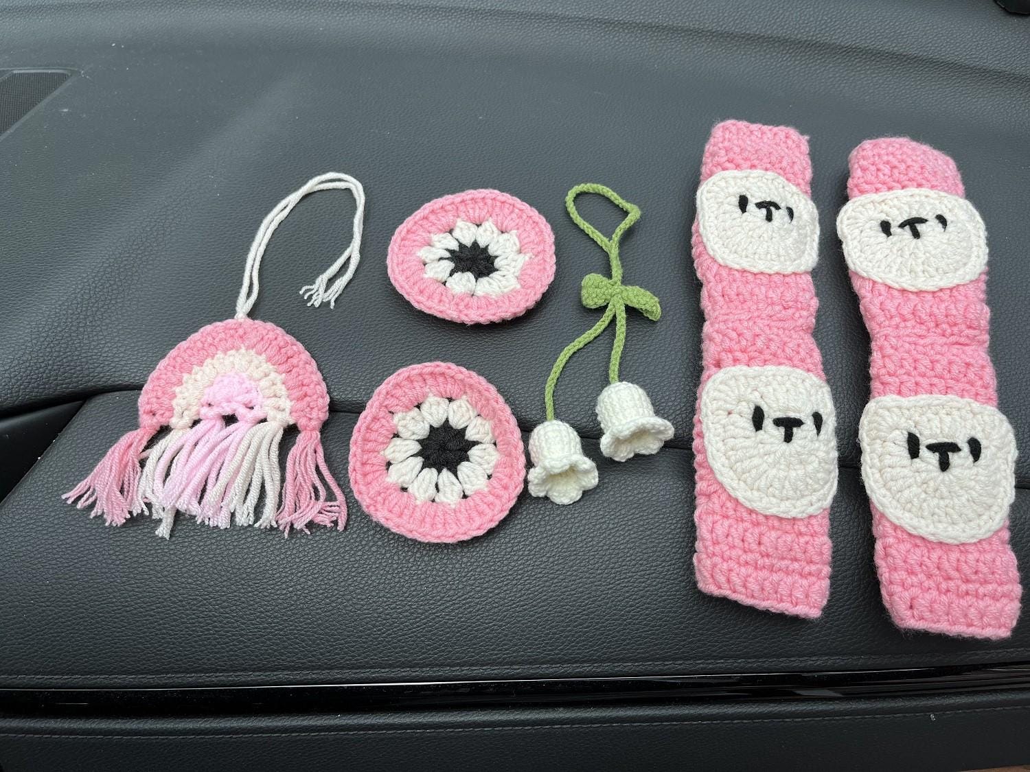 Accessori per interni auto, decorazione a forma di orso all'uncinetto, grazioso copri cintura di sicurezza, ciondolo per specchietto auto, campanella per specchietto auto, sottobicchiere per auto