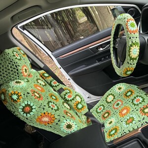 Pu&ograve; includere: Coprisedili per auto in crochet verde con motivo floreale. Le copertine includono una copertura per il poggiatesta, una copertura per il sedile e una copertura per il volante.