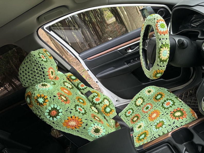 Pu&ograve; includere: Coprisedili per auto in crochet verde con motivo floreale. Le copertine includono una copertura per il poggiatesta, una copertura per il sedile e una copertura per il volante.
