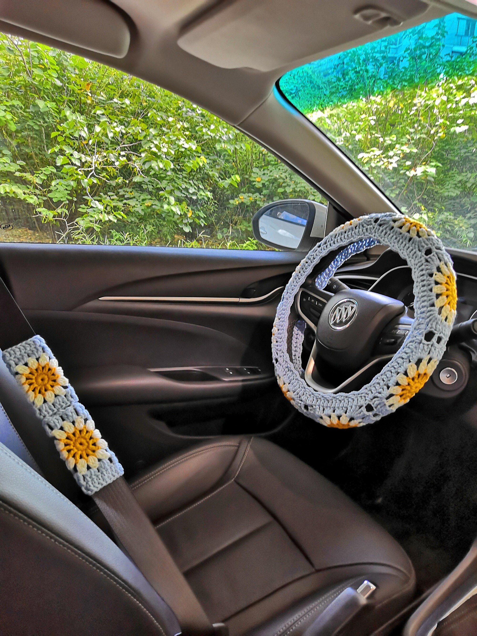 Set di coprivolante per auto all'uncinetto, grazioso coprivolante boho da 35,5 a 38,1 cm, motivo quadrato con fragole bianche, accessori per auto da donna (set di copriruote