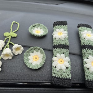 Coprivolante all'uncinetto fatto a mano per donna, copricintura di sicurezza con simpatica margherita, ciondolo per specchietto retrovisore auto, decorazioni per accessori interni auto