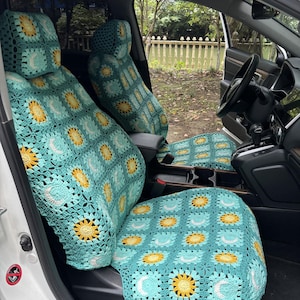 Può includere: Un set di coprisedili per auto all'uncinetto con un motivo ripetuto a piastrelle granny in turchese, giallo e bianco. Il design presenta motivi alternati di soli gialli e lune crescenti bianche su uno sfondo color turchese.