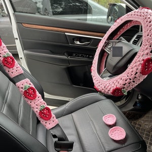 Coprivolante per auto a forma di fragola, Coprivolante rosa a forma di fragola fatto a mano all'uncinetto, Graziosa copertura per cintura di sicurezza a forma di fragola, Accessori per auto