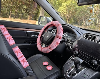 Funda de volante de ganchillo rosa con lazo y funda de cinturón de seguridad con flor, margarita colgante para el espejo retrovisor, bonitos accesorios para el interior del coche