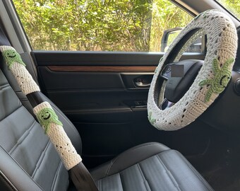 Peut inclure: Housse de volant en crochet blanc avec des motifs d'octopus souriants verts. Housses de ceinture de sécurité en crochet assorties avec des motifs d'octopus souriants verts.