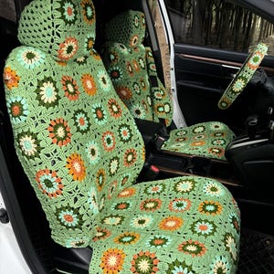 Pu&ograve; includere: Coprisedili per auto in crochet verde, arancione e bianco con un motivo floreale. Le fodere sono realizzate in un filato morbido e testurizzato e sono progettate per adattarsi alla maggior parte dei sedili auto standard.