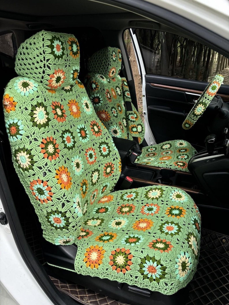 Pu&ograve; includere: Coprisedili per auto in crochet verde, arancione e bianco con un motivo floreale. Le fodere sono realizzate in un filato morbido e testurizzato e sono progettate per adattarsi alla maggior parte dei sedili auto standard.