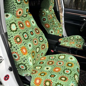 Pu&ograve; includere: Coprisedili per auto in crochet verde, arancione e bianco con un motivo floreale. Le fodere sono realizzate in un filato morbido e testurizzato e sono progettate per adattarsi alla maggior parte dei sedili auto standard.