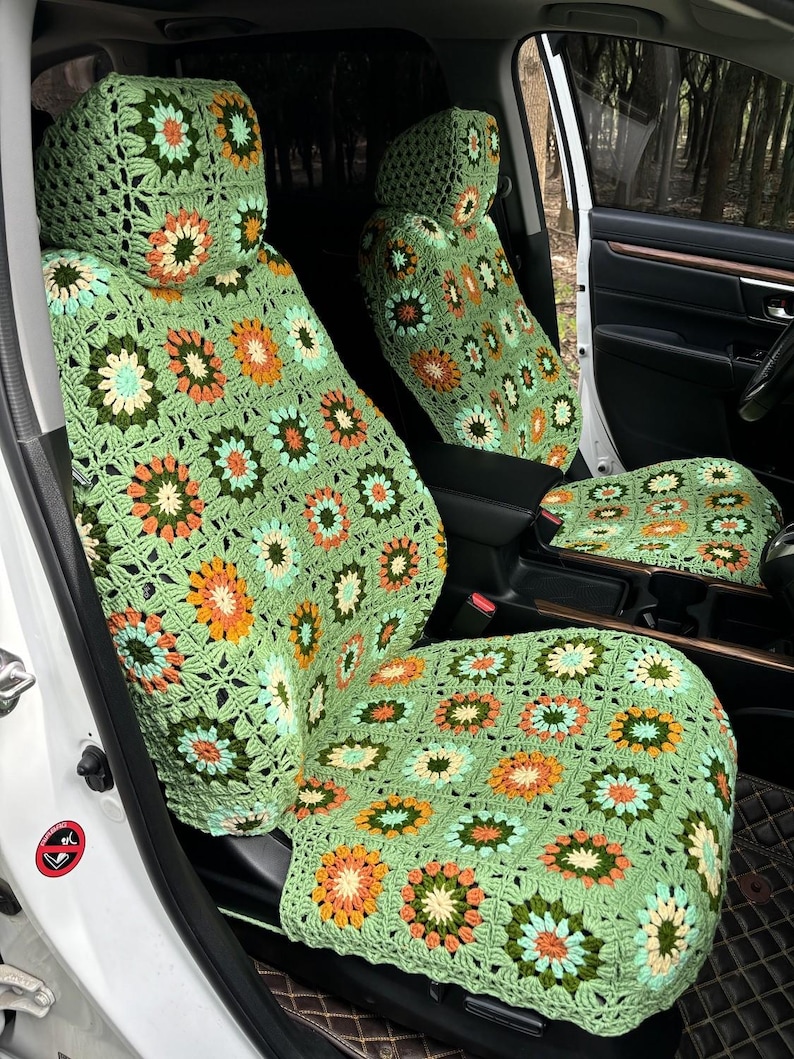 Pu&ograve; includere: Coprisedili per auto in crochet verde, arancione e bianco con un motivo floreale. Le fodere sono realizzate in un filato morbido e testurizzato e sono progettate per adattarsi alla maggior parte dei sedili auto standard.