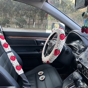 Autostuurhoes aardbei, handgemaakte gehaakte stuurhoes, gehaakte schattige aardbeibloem veiligheidsgordelhoes, auto-accessoires