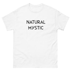 K&ouml;nnte beinhalten: Ein wei&szlig;es T-Shirt mit dem schwarzen Aufdruck "NATURAL MYSTIC" mittig auf der Vorderseite. Das T-Shirt hat kurze &Auml;rmel und einen Rundhalsausschnitt.