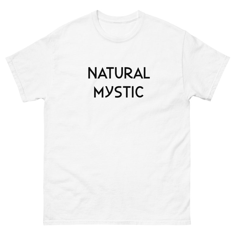 K&ouml;nnte beinhalten: Ein wei&szlig;es T-Shirt mit dem schwarzen Aufdruck "NATURAL MYSTIC" mittig auf der Vorderseite. Das T-Shirt hat kurze &Auml;rmel und einen Rundhalsausschnitt.