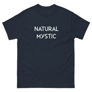 K&ouml;nnte beinhalten: Marineblaues T-Shirt mit dem wei&szlig;en Text "NATURAL MYSTIC" auf der Brust. Das kurz&auml;rmelige Shirt besteht aus einem weichen Material und hat einen klassischen Rundhalsausschnitt. Dieses l&auml;ssige T-Shirt ist f&uuml;r den Alltag geeignet.