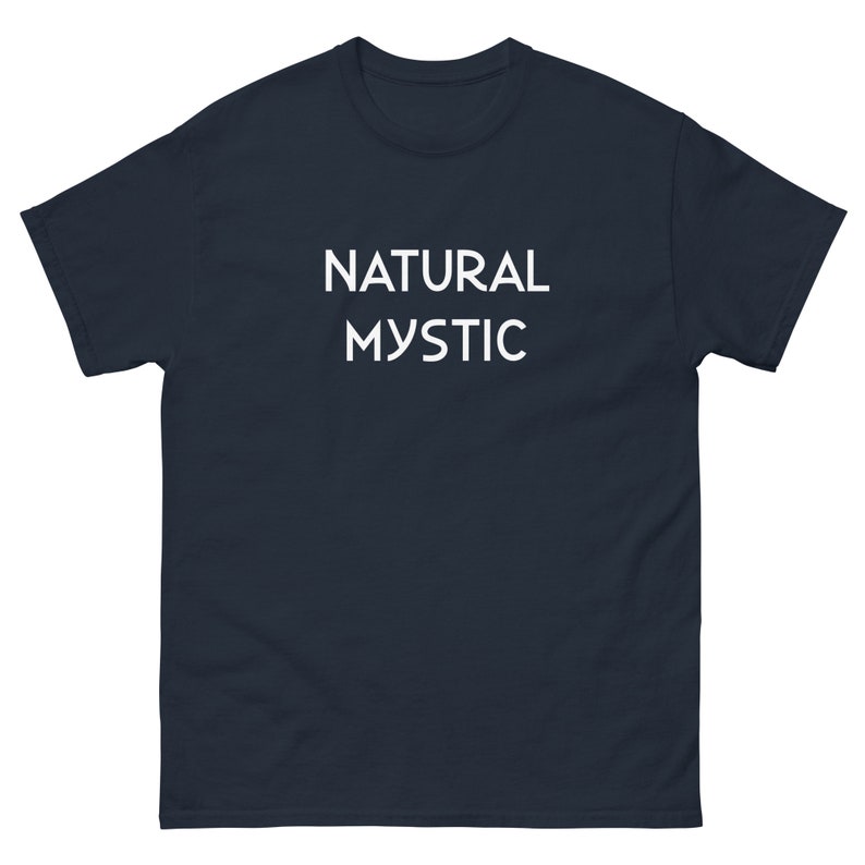 K&ouml;nnte beinhalten: Marineblaues T-Shirt mit dem wei&szlig;en Text "NATURAL MYSTIC" auf der Brust. Das kurz&auml;rmelige Shirt besteht aus einem weichen Material und hat einen klassischen Rundhalsausschnitt. Dieses l&auml;ssige T-Shirt ist f&uuml;r den Alltag geeignet.