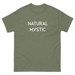 K&ouml;nnte beinhalten: Olivgr&uuml;nes T-Shirt mit dem wei&szlig;en Aufdruck "NATURAL MYSTIC". Das kurz&auml;rmelige Shirt hat einen Rundhalsausschnitt und besteht aus einem weichen Material. Der Text ist mittig platziert.