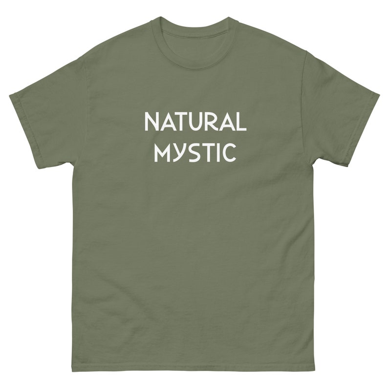 K&ouml;nnte beinhalten: Olivgr&uuml;nes T-Shirt mit dem wei&szlig;en Aufdruck "NATURAL MYSTIC". Das kurz&auml;rmelige Shirt hat einen Rundhalsausschnitt und besteht aus einem weichen Material. Der Text ist mittig platziert.