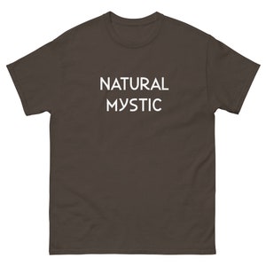 K&ouml;nnte beinhalten: Dunkelbraunes T-Shirt mit dem wei&szlig;en Schriftzug "NATURAL MYSTIC". Das T-Shirt hat kurze &Auml;rmel und einen Rundhalsausschnitt.