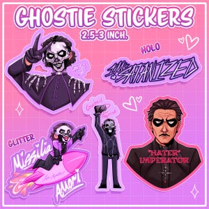 Pode incluir: Uma coleção de autocolantes Ghostie com vários designs. Os autocolantes apresentam ilustrações de uma personagem em diferentes poses, com texto como "Ghostie Stickers", "Missilia" e "Hater Imperator". Os autocolantes medem 6,35-7,62 cm.