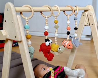 Gimnasio de madera personalizado para bebés, juguetes de ganchillo para el gimnasio del bebé, regalo para baby shower, sala de juegos Montessori, gimnasio Waldorf, gimnasio para bebés con juguetes hechos a mano