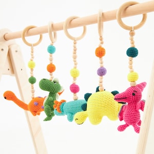 Ginásio de madeira Montessori para bebês com brinquedos de crochê para pendurar, escolha entre temas de dinossauro, animal marinho, espaço e natal, centro de atividades para bebês