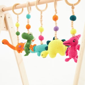 Salle de sport Montessori pour bébés | 5 dinosaures à suspendre au crochet | Salle de sport en bois personnalisée | Le cadeau parfait pour une baby shower