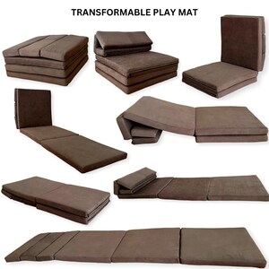 K&ouml;nnte beinhalten: Eine braune, faltbare Spielmatte, die sich in einen Stuhl, eine Couch oder ein Bett verwandeln l&auml;sst. Die Matte besteht aus weichem, bequemem Stoff und ist perfekt f&uuml;r Kinder zum Spielen oder f&uuml;r Erwachsene zum Entspannen.