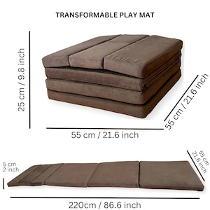 K&ouml;nnte beinhalten: Eine braune, faltbare Spielmatte, die sich in eine Couch verwandeln l&auml;sst. Die Matte ist 220 cm lang und 55 cm breit. Sie ist aus weichem, bequemem Material gefertigt.