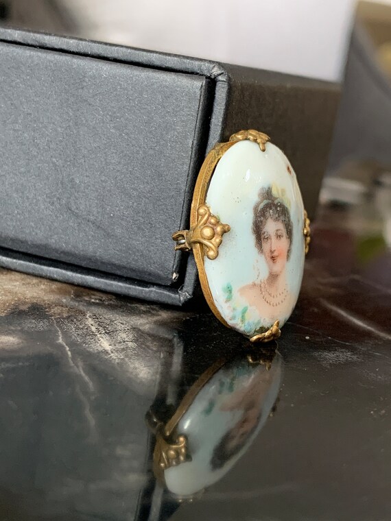 Broche ronde, monture laiton , avec porcelaine de Limoges. - Bijoux