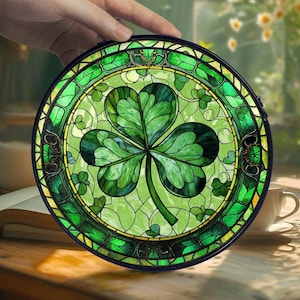 Leaf Clover Glass Suncatcher, Shamrock Suncatcher Decor, Shamrock Window Hangings, St. Patrick&#39;s Day Decoration, Shamrock Gifts, Irish Decor