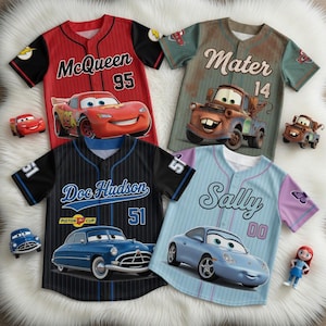 Bilar filmen basebolltröja, McQueen Mater Doc Hudson Sally kritstrecksrandig skjorta, Disney familjesemestertröja, racingteampresent, sportig t-shirt bild 1