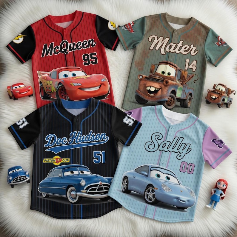 Bilar filmen basebolltröja, McQueen Mater Doc Hudson Sally kritstrecksrandig skjorta, Disney familjesemestertröja, racingteampresent, sportig t-shirt bild 1