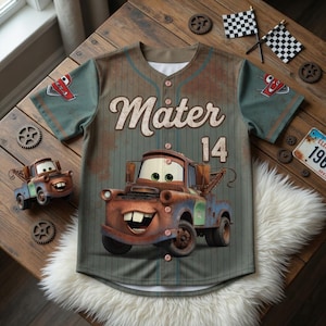 Bilar filmen basebolltröja, McQueen Mater Doc Hudson Sally kritstrecksrandig skjorta, Disney familjesemestertröja, racingteampresent, sportig t-shirt bild 3
