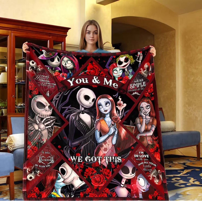 Może przedstawiać: Czerwono-czarny koc z postaciami z "Miasteczka Halloween". Koc ma napisy "You & Me" i "We Got This" oraz inne frazy. Projekt zawiera Jacka Skellingtona, Sally i inne postacie, otoczone r&oacute;żami.