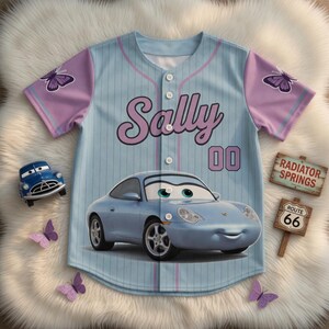 Bilar filmen basebolltröja, McQueen Mater Doc Hudson Sally kritstrecksrandig skjorta, Disney familjesemestertröja, racingteampresent, sportig t-shirt bild 4