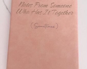Lasergraviertes Notizbuch aus Leder | Mamas lustiges Journal, linierte Seiten, Band-Lesezeichen
