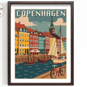 Pode incluir: Padrão de ponto cruz de uma paisagem urbana colorida com a palavra "Copenhaga" em uma fonte retrô. A cena apresenta edifícios, barcos e uma bicicleta.