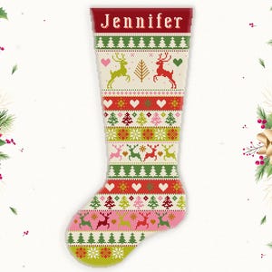 Peut inclure: Un motif de point de croix de bas de Noël avec le nom "Jennifer" en haut. Le bas présente un motif festif avec des rennes, des arbres, des cœurs et des flocons de neige en rouge, vert, rose et jaune. Les mots "CROSS STITCH PATTERN" sont en bas.